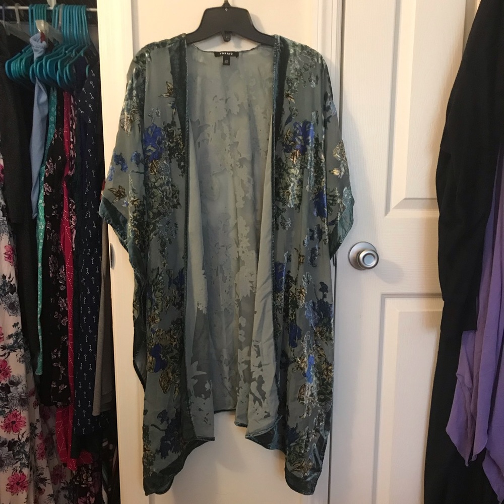 Like new Torrid green floral burnout kimono